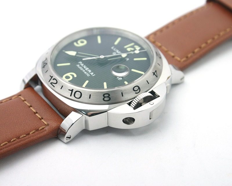 The Best Minimalist Luxury Watches for a Modern Look