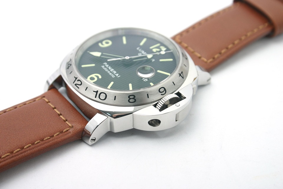The Best Minimalist Luxury Watches for a Modern Look